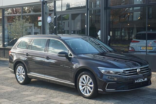 Grijs Gebruikt 2021 VW Passat Business Stationwagen | € 22.480 (Goede deal) - Afbeelding 1/4