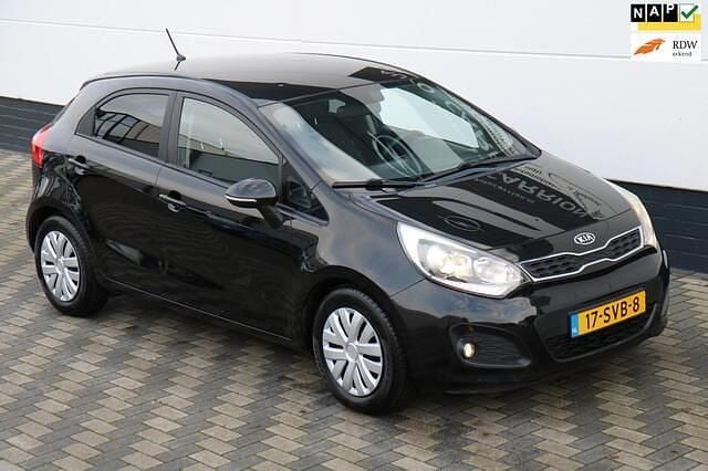 Zwart Occasion 2011 Kia Rio Plus Hatchback | € 5.445 (Eerlijke prijs) - Afbeelding 1/4
