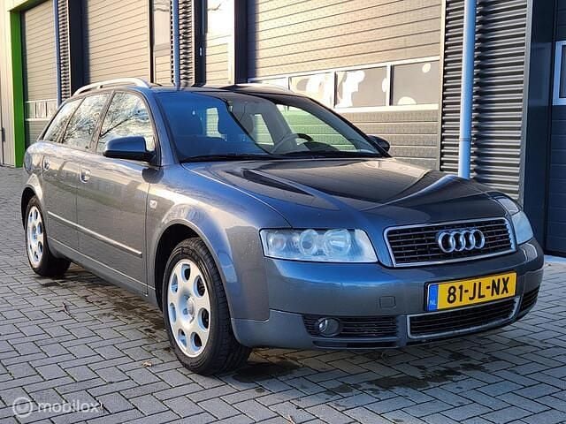Grijs Gebruikt 2002 Audi A4 Comfort Stationwagen | € 2.250 (Duur) - Afbeelding 1/4