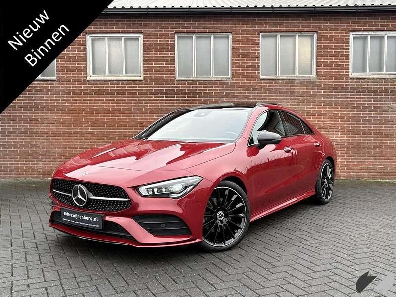 Rood Occasion 2023 Mercedes CLA180 AMG line Sedan | € 36.900 (Eerlijke prijs) - Afbeelding 1/4