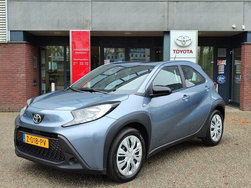 Grijs Gebruikt 2024 Toyota Aygo Play Hatchback | € 18.339 (Eerlijke prijs) - Afbeelding 1/4
