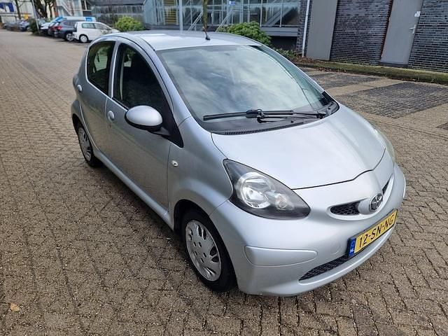 Occasion Toyota Aygo 68 PK (50 kW) 2006 Grijs (metallic) Hatchback