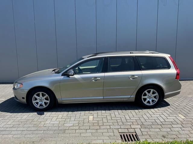 Geel (metallic) Gebruikt 2009 Volvo V70 Stationwagen | € 7.950 (Super prijs) - Afbeelding 1/4