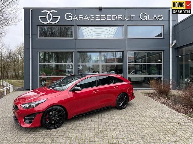 Rood (metallic) Occasion 2022 Kia ProCeed GT Stationwagen | € 27.950 (Goede deal) - Afbeelding 1/4
