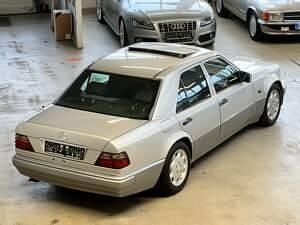 Zilverbrilliantsilbermet. Gebruikt 1995 Mercedes E500 Sedan | € 39.990 - Afbeelding 1/4