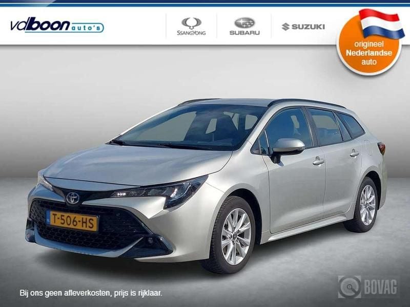 Grijs Gebruikt 2023 Toyota Corolla Active Stationwagen | € 24.750 (Eerlijke prijs) - Afbeelding 1/3
