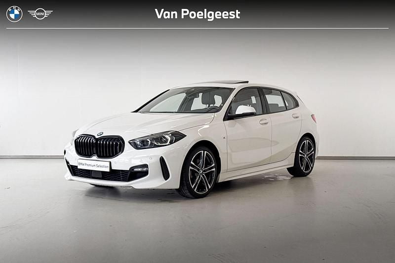 Wit Gebruikt 2021 BMW 118 Executive Hatchback | € 28.895 (Duur) - Afbeelding 1/4
