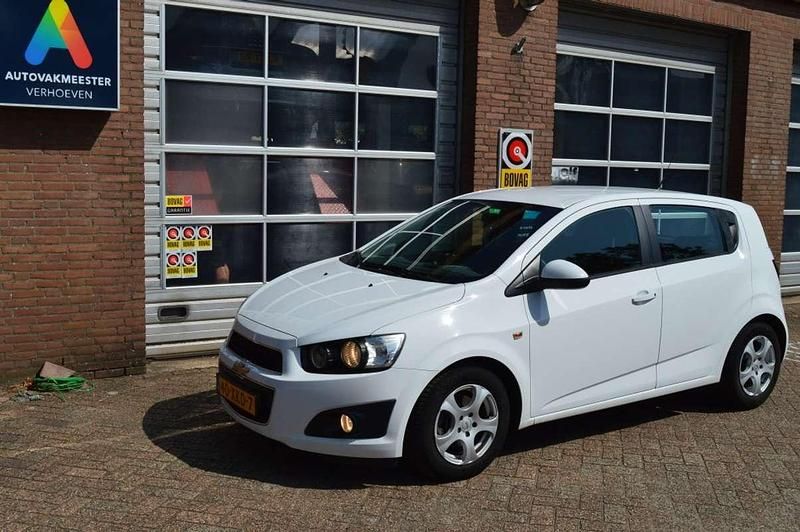 Wit Gebruikt 2012 Chevrolet Aveo LT Hatchback | € 1.950 (Eerlijke prijs) - Afbeelding 1/4