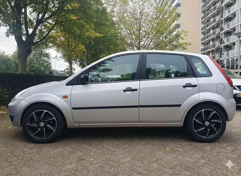 Zilver Gebruikt 2005 Ford Fiesta Futura Hatchback | € 1.100 (Super prijs) - Afbeelding 1/4