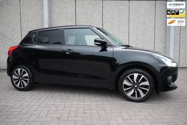 Zwart Gebruikt 2020 Suzuki Swift Style Hatchback | € 12.895 (Eerlijke prijs) - Afbeelding 1/4