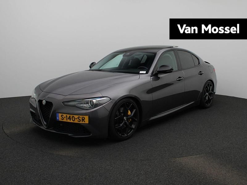 Grijs Gebruikt 2019 Alfa Romeo Giulia Tech Edition Sedan | € 28.400 (Eerlijke prijs) - Afbeelding 1/4