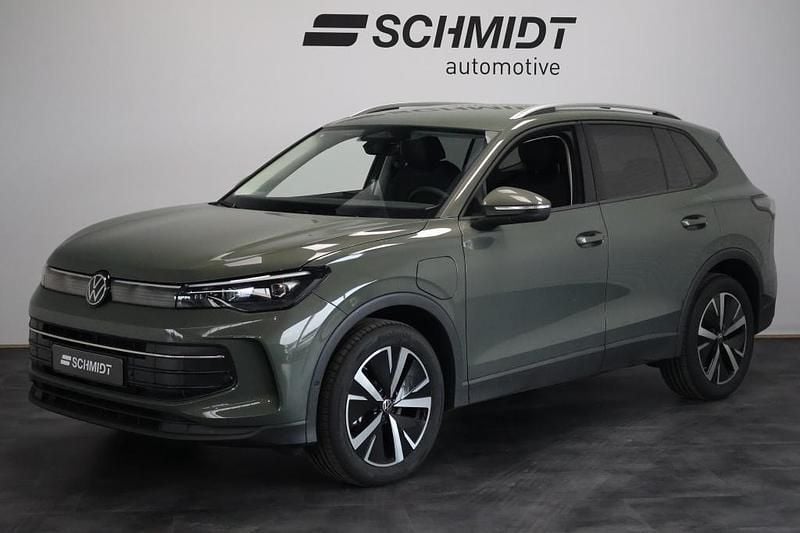Groen Nieuw 2025 VW Tiguan Life SUV | € 49.995 (Goede deal) - Afbeelding 1/4