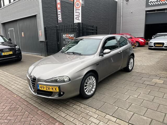 Grijs Gebruikt 2008 Alfa Romeo 147 Business Hatchback | € 1.499 (Eerlijke prijs) - Afbeelding 1/4