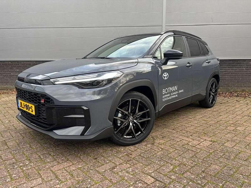 Grijs Nieuw 2025 Toyota Corolla Cross Sport SUV | € 47.980 (Iets duurder) - Afbeelding 1/4