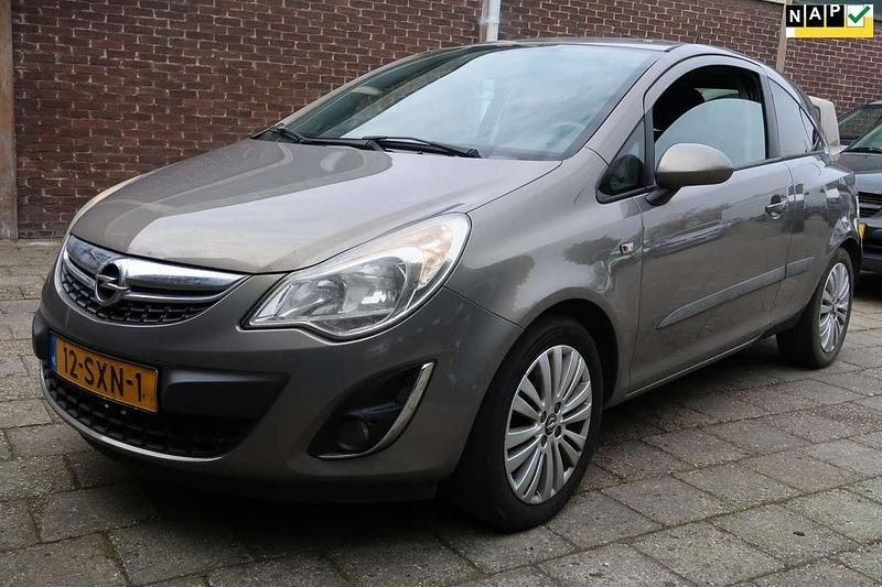 Bruin, metallic lak Gebruikt 2011 Opel Corsa Selection Hatchback | € 3.250 (Eerlijke prijs) - Afbeelding 1/4