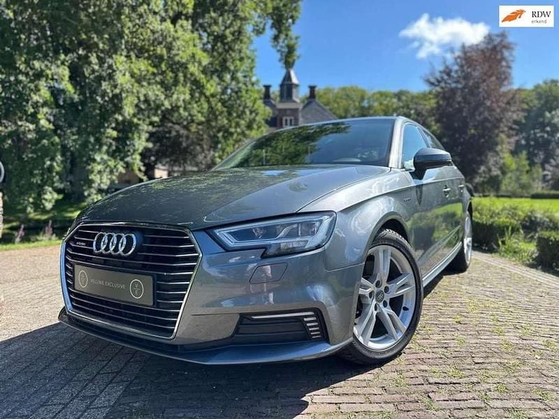 Grijs Gebruikt 2017 Audi A3 Sportback e-tron Sport Sedan | € 18.244 (Eerlijke prijs) - Afbeelding 1/4