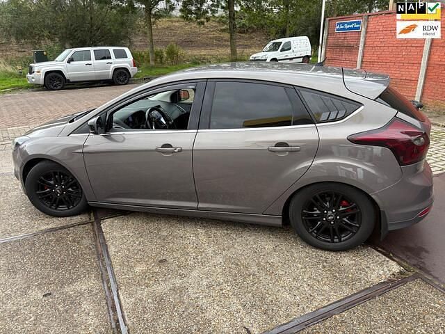 Bruin Gebruikt 2013 Ford Focus Titanium Hatchback | € 5.999 (Iets duurder) - Afbeelding 1/4