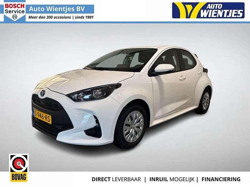 Wit Occasion 2023 Toyota Yaris Hybrid Active Hatchback | € 18.450 (Super prijs) - Afbeelding 1/4