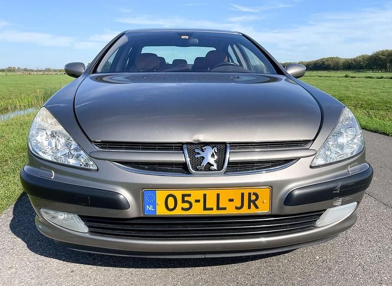 Grijs (metallic) Gebruikt 2003 Peugeot 607 Sedan | € 2.950 - Afbeelding 1/4