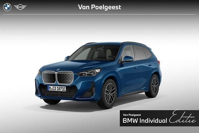 Aegean blue metallic Nieuw 2025 BMW iX1 M Sport SUV | € 49.984 - Afbeelding 1/3