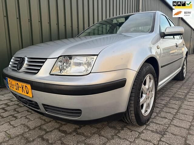 Grijs Gebruikt 2002 VW Bora Sportline Sedan | € 2.399 (Eerlijke prijs) - Afbeelding 1/4