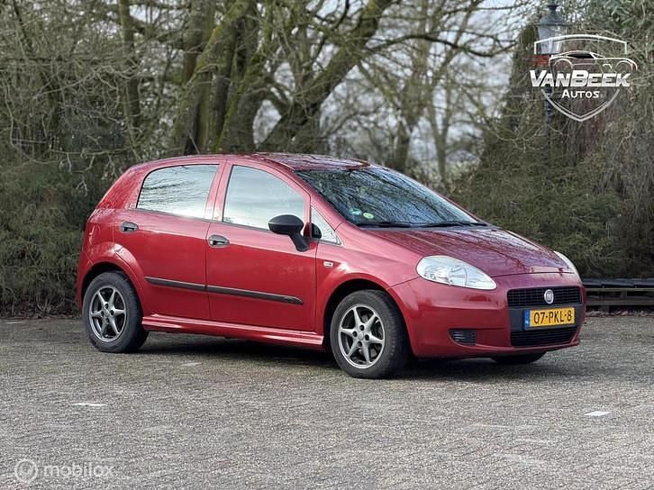 Rood Occasion 2011 Fiat Grande Punto Hatchback | € 1.975 (Eerlijke prijs) - Afbeelding 1/4