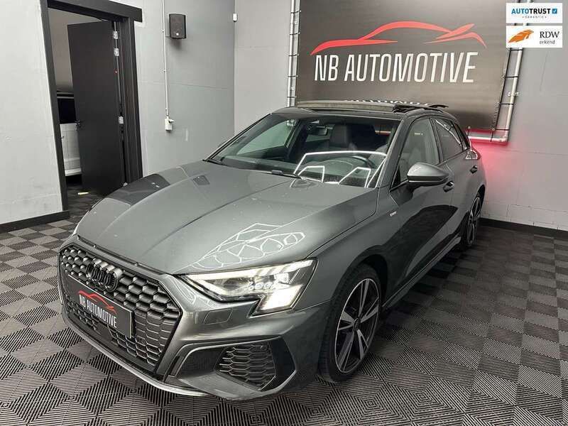 Grijs, metallic lak Gebruikt 2023 Audi A3 Sportback e-tron S-Line Sedan | € 36.950 (Eerlijke prijs) - Afbeelding 1/4