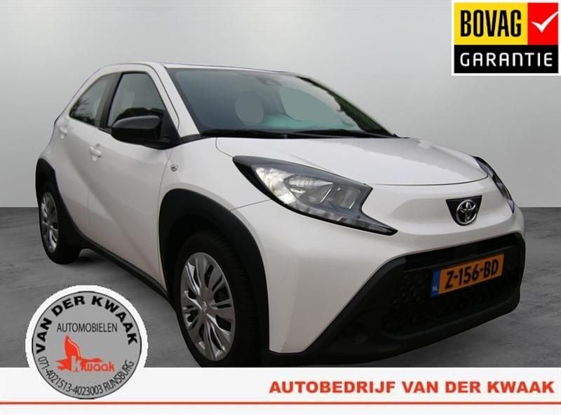 Wit Gebruikt 2023 Toyota Aygo Play Hatchback | € 16.590 (Goede deal) - Afbeelding 1/4