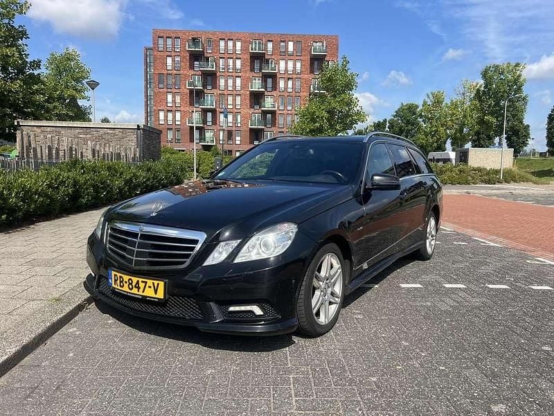 Zwart Gebruikt 2010 Mercedes E220 AMG Stationwagen | € 7.250 - Afbeelding 1/4