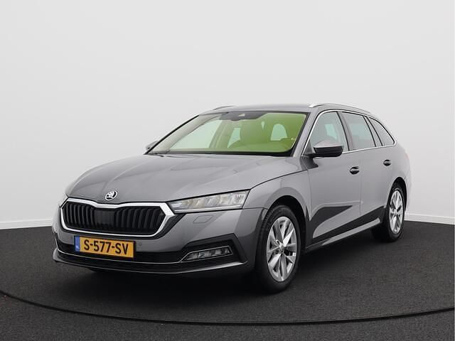 Grijs Occasion 2023 Skoda Octavia Business Line Stationwagen | € 23.450 (Eerlijke prijs) - Afbeelding 1/4