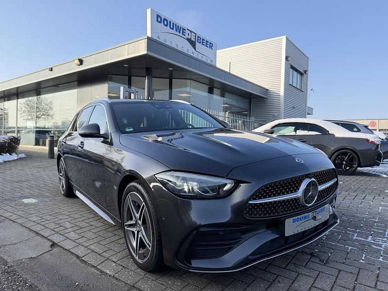 Grijs Occasion 2023 Mercedes C300 AMG line Stationwagen | € 38.900 (Super prijs) - Afbeelding 1/4