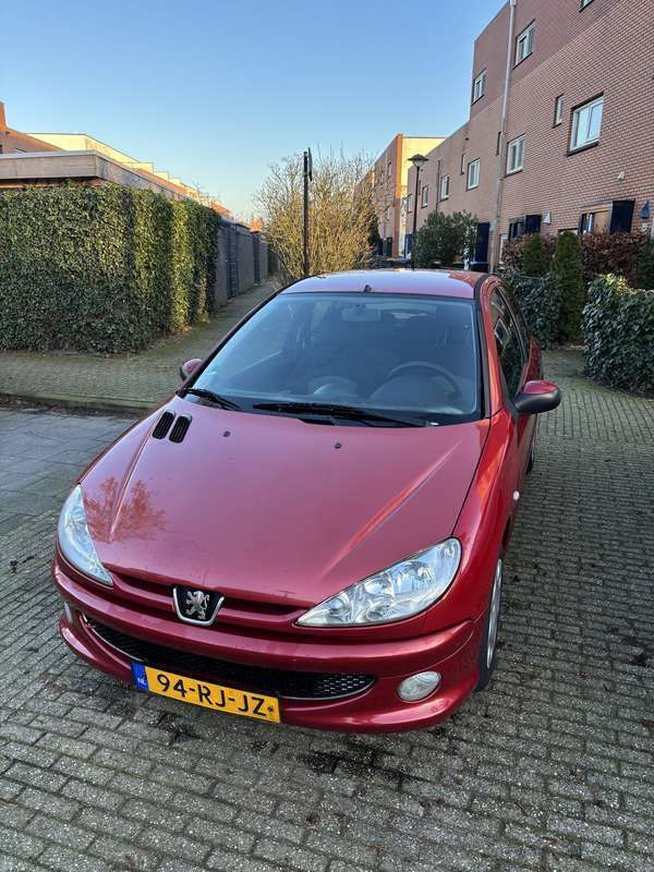 Rood Gebruikt 2005 Peugeot 206 Hatchback | € 850 (Goede deal) - Afbeelding 1/4