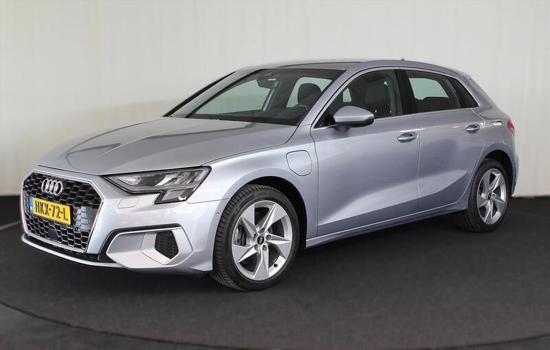Grijs Gebruikt 2022 Audi A3 Sportback e-tron Advanced Sedan | € 29.900 (Eerlijke prijs) - Afbeelding 1/4