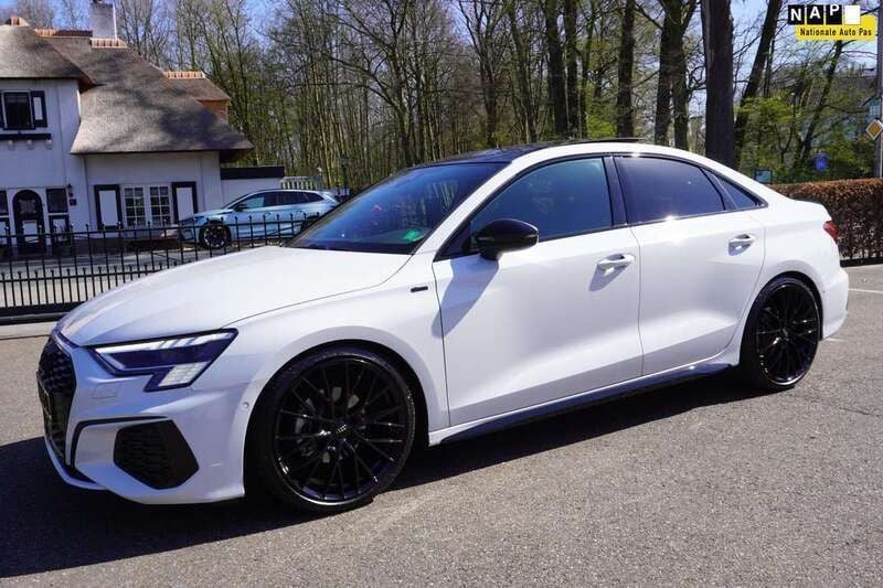 Wit Gebruikt 2023 Audi A3 e-tron S-Line Hatchback | € 37.900 (Duur) - Afbeelding 1/4