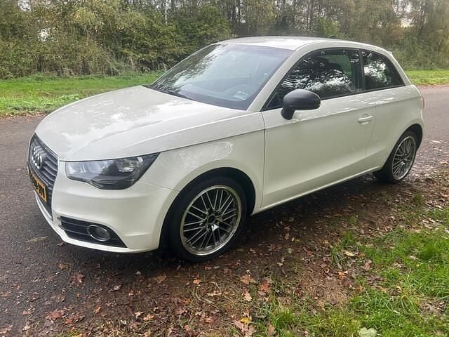 Wit Gebruikt 2012 Audi A1 Ambition Hatchback | € 3.950 (Super prijs) - Afbeelding 1/4