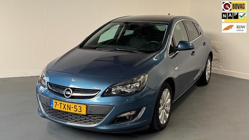 Blauw Gebruikt 2014 Opel Astra Cosmo Hatchback | € 7.545 (Goede deal) - Afbeelding 1/4