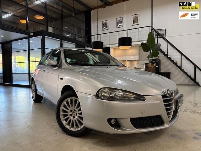 Grijs Gebruikt 2005 Alfa Romeo 147 Distinctive Hatchback | € 1.195 (Goede deal) - Afbeelding 1/4