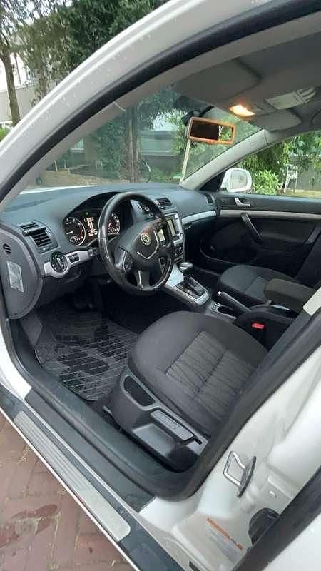 Wit Gebruikt 2010 Skoda Octavia Elegance Sedan | € 5.000 (Eerlijke prijs) - Afbeelding 1/4