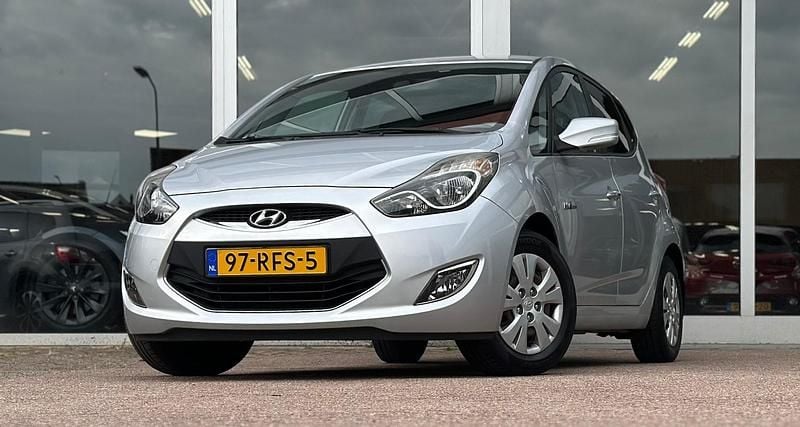Grijs Occasion 2011 Hyundai ix20 Hatchback | € 4.844 (Eerlijke prijs) - Afbeelding 1/3