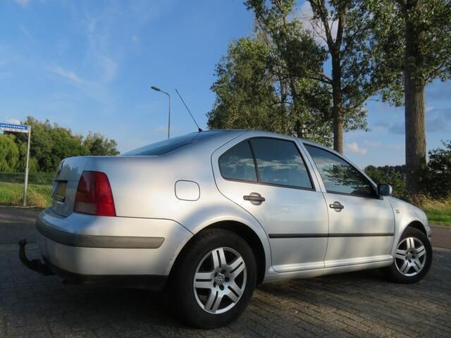 Occasion VW Bora Comfortline 75 PK (55 kW) 2001 Grijs Sedan