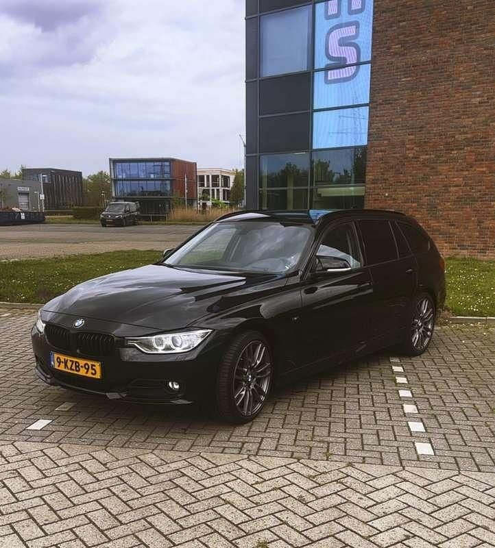 Zwart Gebruikt 2013 BMW 320 Executive Stationwagen | € 10.000 (Iets duurder) - Afbeelding 1/4