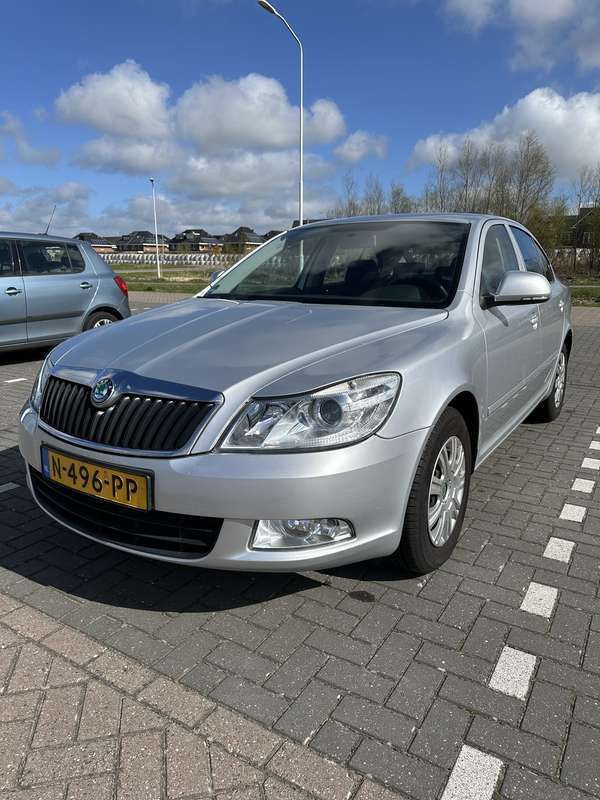 Grijs Gebruikt 2009 Skoda Octavia Elegance Sedan | € 5.300 (Eerlijke prijs) - Afbeelding 1/4