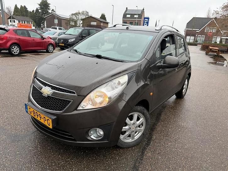 Bruin Occasion 2011 Chevrolet Spark LTZ Hatchback | € 1.950 (Goede deal) - Afbeelding 1/4
