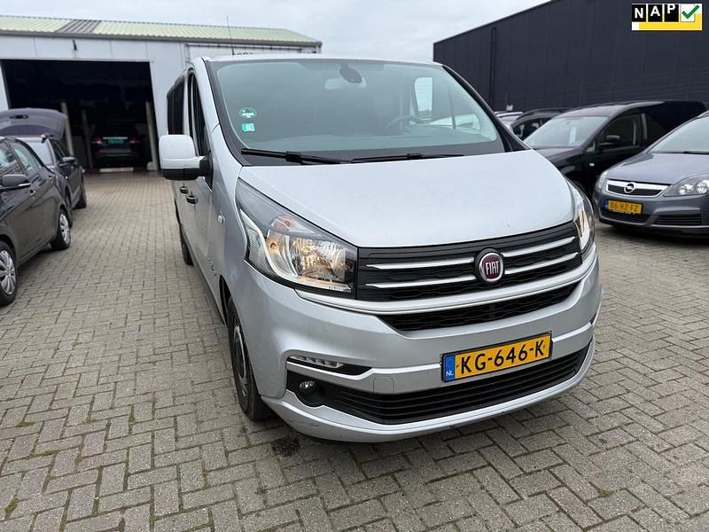 Grijs Gebruikt 2016 Fiat Talento Van | € 7.750 - Afbeelding 1/4