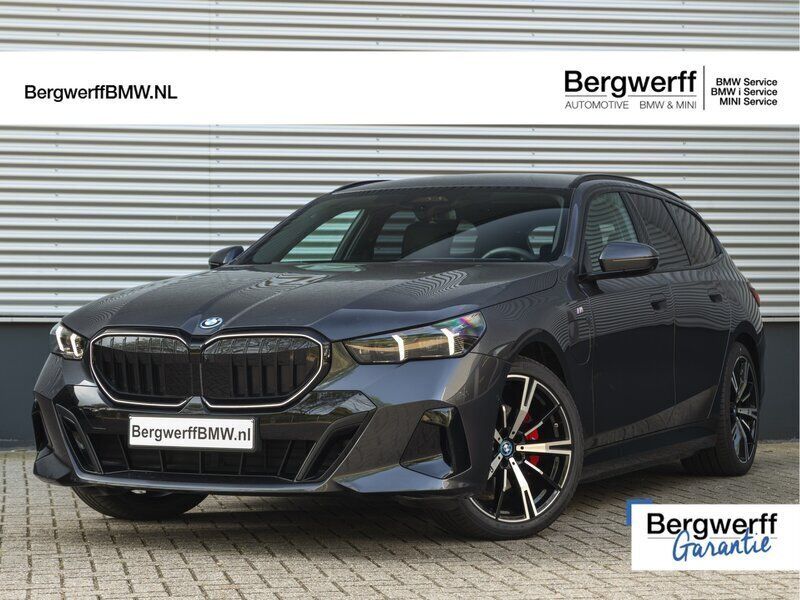 Grijs Gebruikt 2024 BMW 530 M Sport Stationwagen | € 67.875 - Afbeelding 1/4