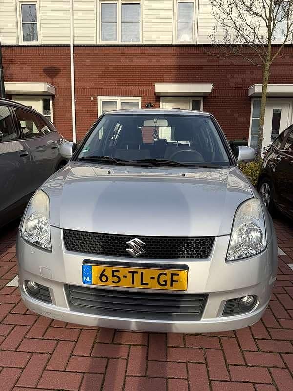 Grijs Gebruikt 2006 Suzuki Swift Hatchback | € 2.950 (Eerlijke prijs) - Afbeelding 1/4