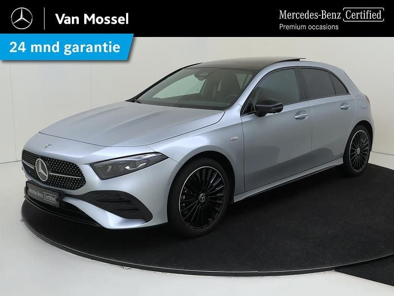 Grijs Gebruikt 2025 Mercedes A250 AMG line Hatchback | € 42.945 (Duur) - Afbeelding 1/4