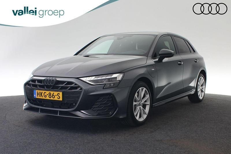 Grijs Gebruikt 2025 Audi A3 Sportback e-tron S-Line Hatchback | € 39.900 (Iets duurder) - Afbeelding 1/4