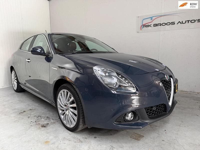 Grijs Gebruikt 2017 Alfa Romeo Giulietta Super Hatchback | € 16.995 (Iets duurder) - Afbeelding 1/4
