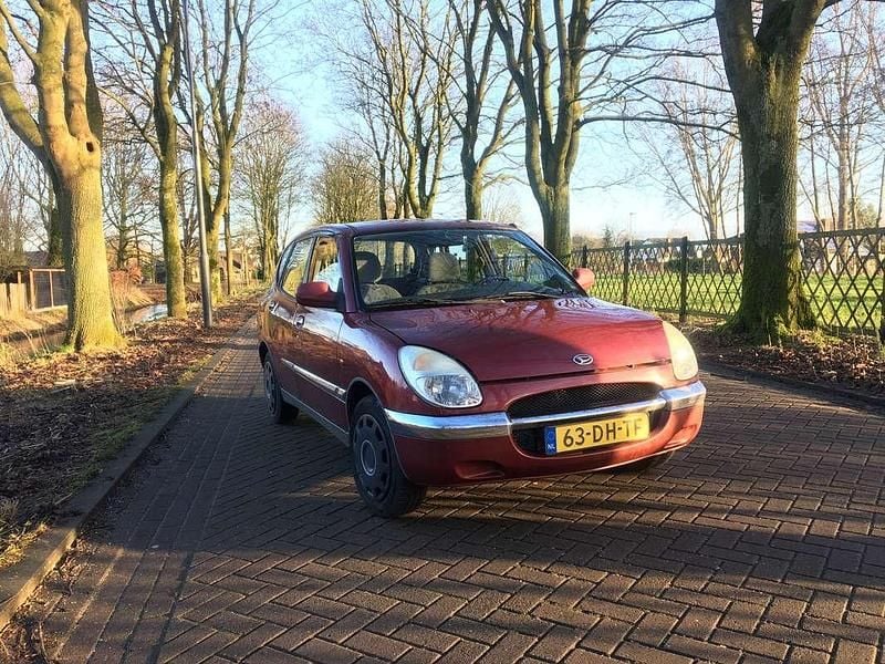 Occasion Daihatsu Sirion 56 PK (41 kW) 1999 Rood Hatchback